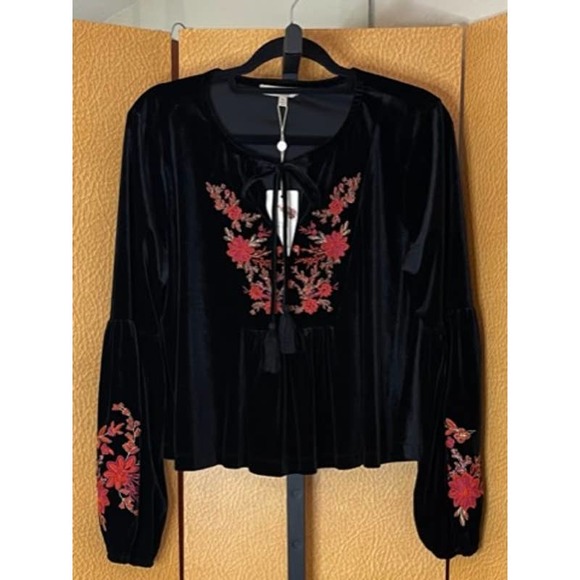 NWT Chelsea & Violet Black Velvet Embroidered Top Size Medium - Picture 2 of 5